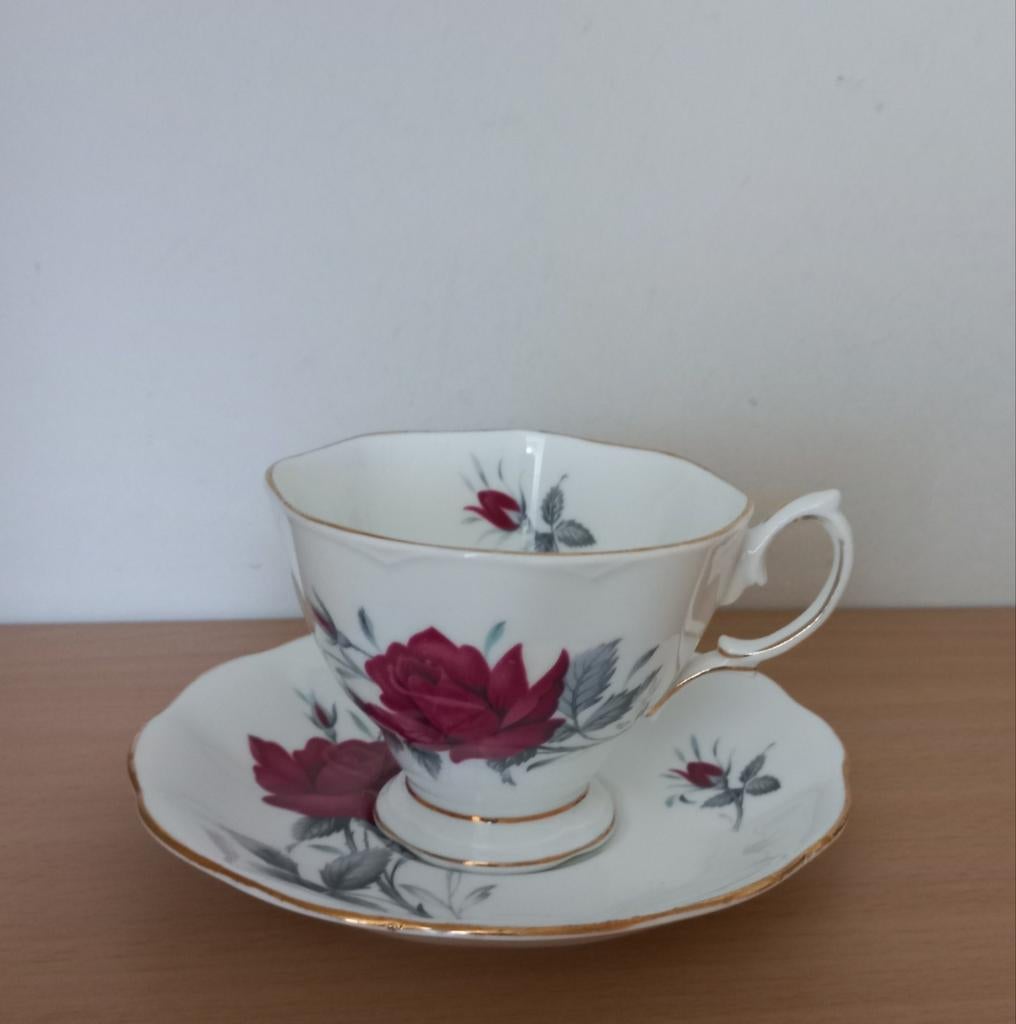 Royal Albert kop en schotel - Sweet Romance, Ophalen, Gebruikt, Porselein, Kop en/of schotel