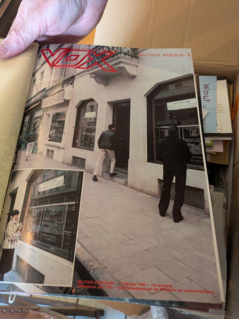 Vox verzamelmap van 1985, Verzamelen, Militaria | Algemeen, Ophalen of Verzenden, Landmacht, Boek of Tijdschrift
