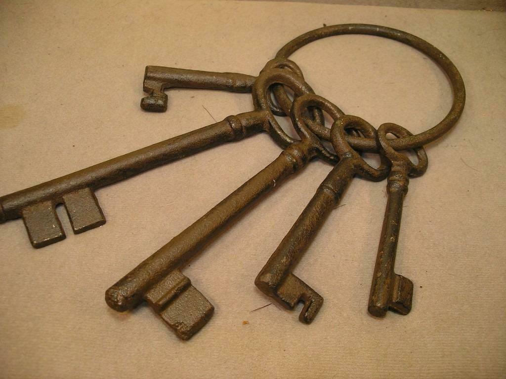 OUDE EMMER MET 5 GROTE IJZERSLEUTELS / 19e, Ophalen of Verzenden