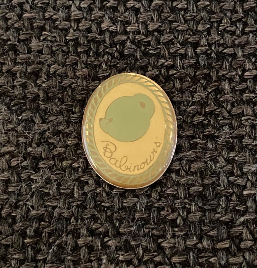 PIN - BABINOURS - YVES ROCHER - PARFUM - PERFUME, Verzenden, Gebruikt, Merk, Speldje of Pin