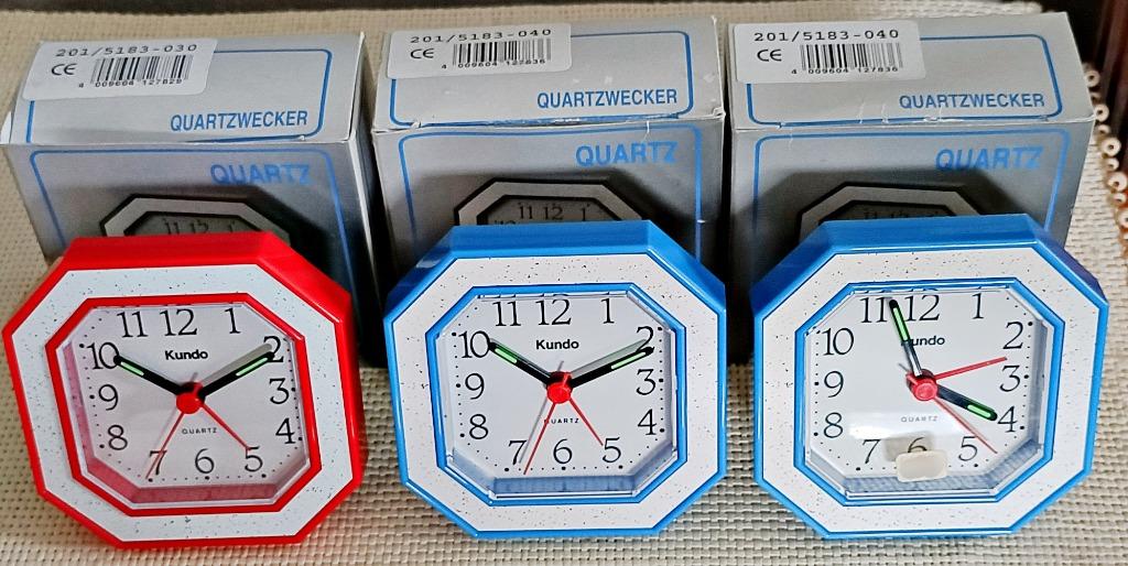 Réveil KUNDO à quartz, octogonal, bleu ou rouge, neuf, Ophalen of Verzenden, Nieuw, Analoog, Wekker of Tafelklok