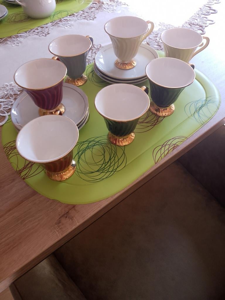 Antieke tasjes en bordjes, Ophalen