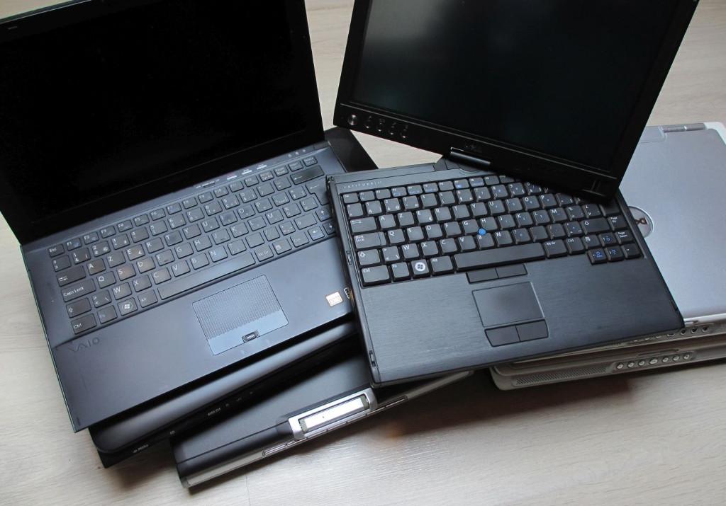 Lot oude laptops, Dell, Sony, Informatique & Logiciels, Ordinateurs portables Windows, Utilisé, HDD, SSD, Avec écran tactile, Enlèvement