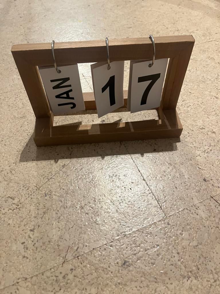 Houten bureaukalender – staand model, Diversen, Kalenders, Ophalen, Dagkalender, Zo goed als nieuw