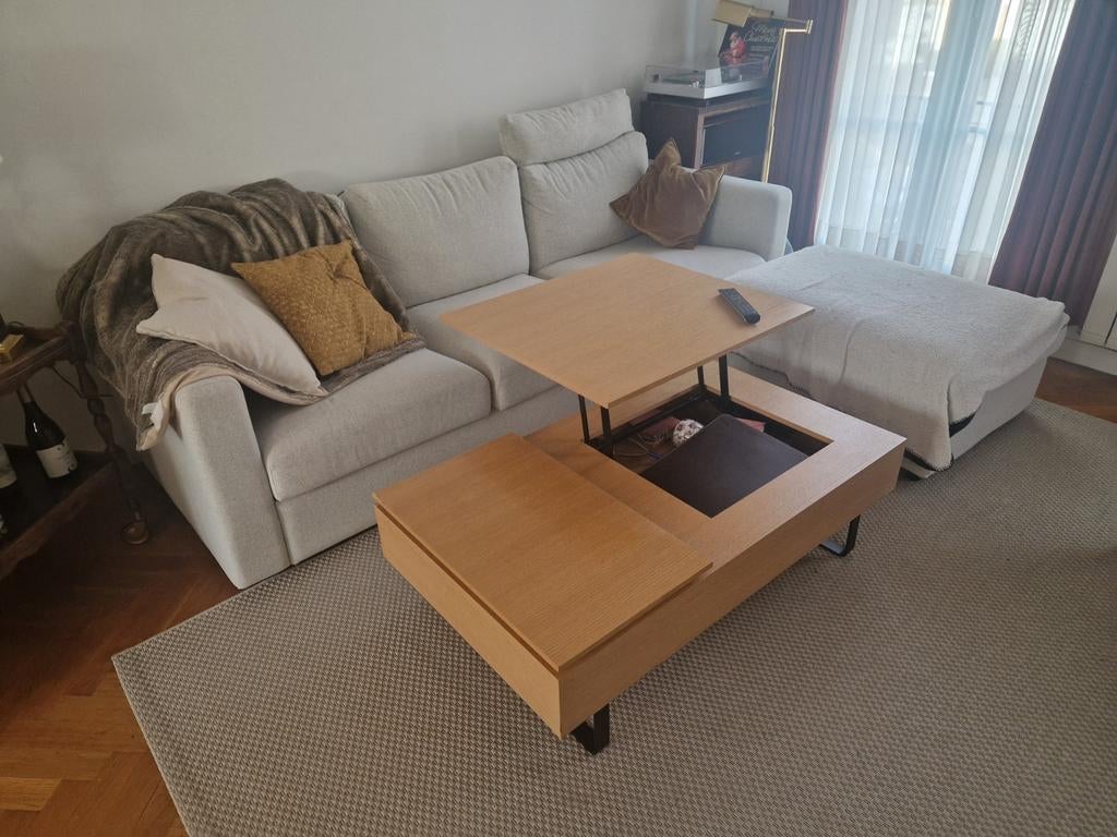 Excellent lift-top coffee table for sale!