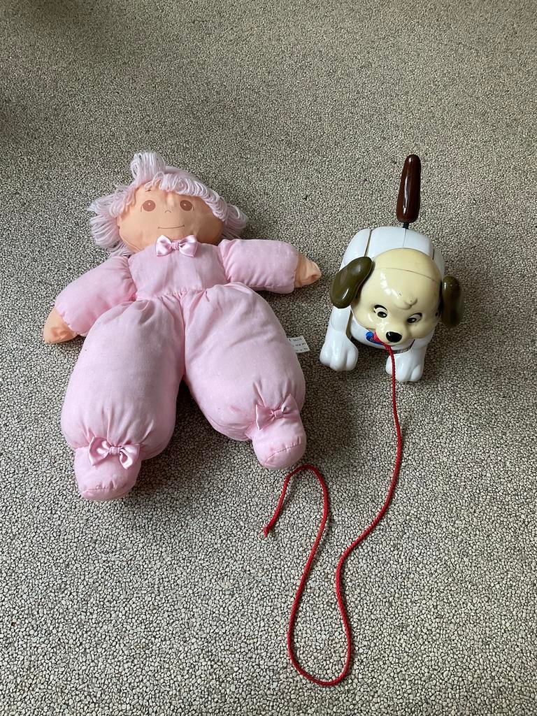 Vintage Fisher Price hondje (2005 )en stoffen pop, Ophalen of Verzenden, Zo goed als nieuw, Hond