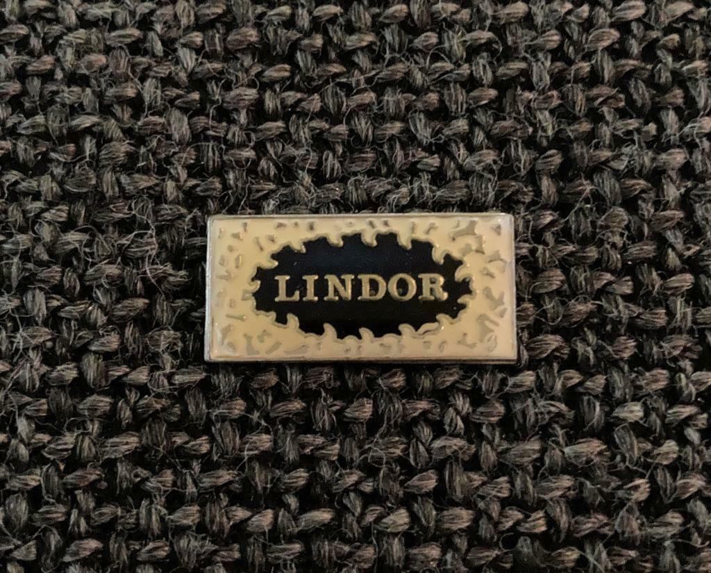 PIN - LINDOR - LINDT - CHOCOLADE - CHOCOLAT, Verzenden, Zo goed als nieuw, Merk, Speldje of Pin