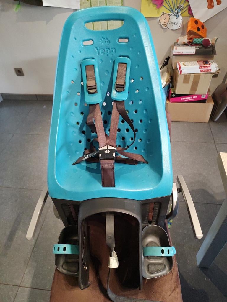 Yepp fietsstoel voor bagagedrager met helmpje, Fietsen en Brommers, Ophalen