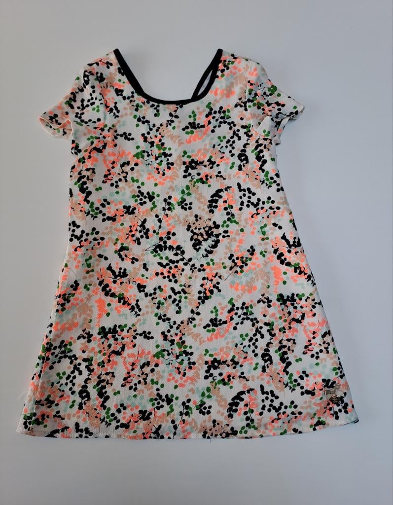 Robe blanche à manches courtes à feuilles multicolores taill, Enfants & Bébés, Vêtements enfant | Taille 110, Enlèvement ou Envoi