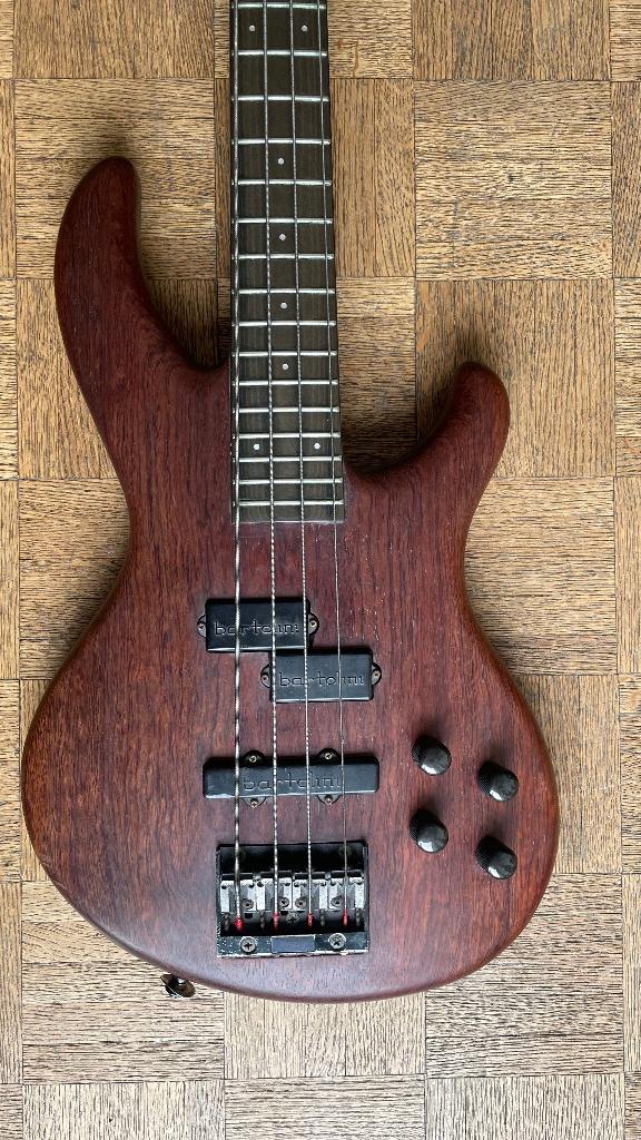 Basse Aria Pro II IB-SPR - Neck-Thru - Japan 80's, Muziek en Instrumenten, Snaarinstrumenten | Gitaren | Bas, Gebruikt, Elektrisch