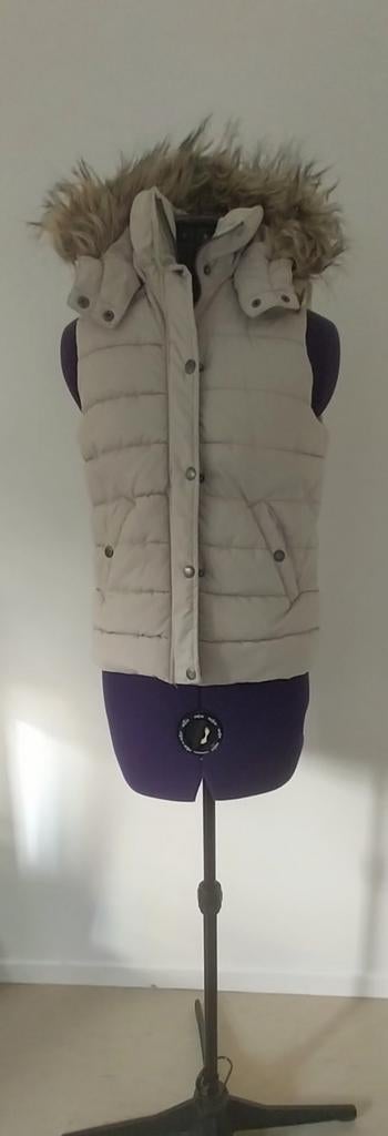 Bodywarmer H&M met capuchon imitatiebont: Nieuwstaat, Kleding | Dames, Bodywarmers, Maat 38/40 (M), H&M, Wit, Ophalen of Verzenden