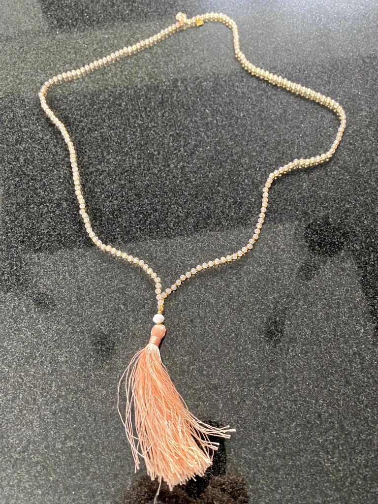 Sautoir avec perles roses, Bijoux, Sacs & Beauté, Colliers, Enlèvement ou Envoi, Comme neuf, Rose, Synthétique