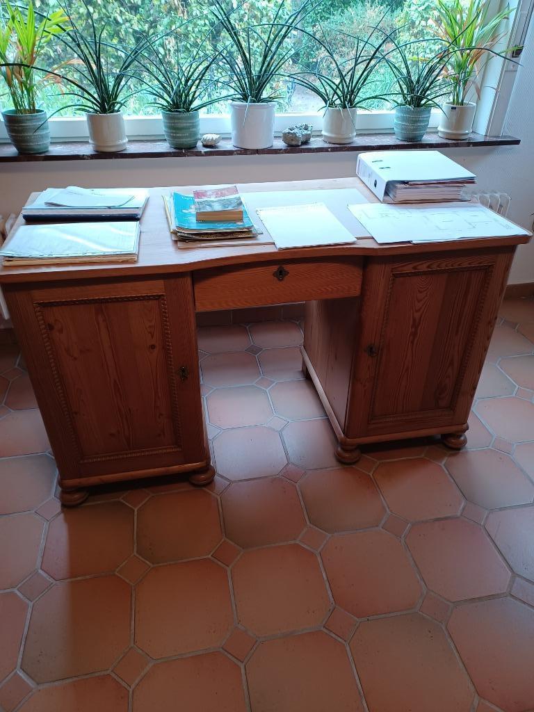 Bureau. Breedte 138cm, hoogte 80 cm, diepte 63 cm, Ophalen, Zo goed als nieuw