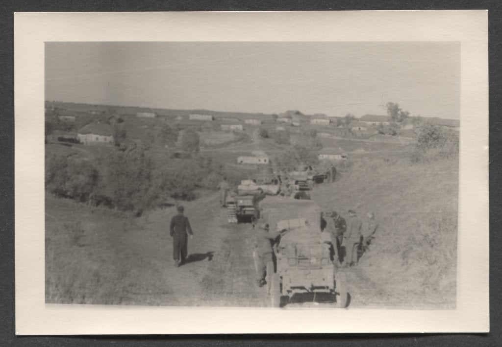 WO2 foto: Duitse Panzer kolonne trekt door Russisch dorp, Verzenden, Landmacht, Foto of Poster