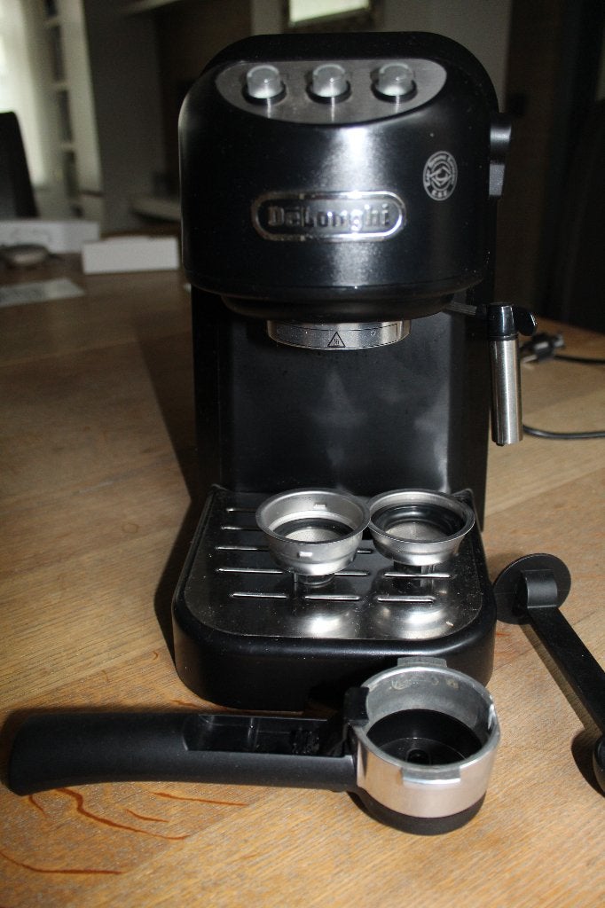 Delonghi espressomachine, Café moulu, Réservoir d'eau amovible, Comme neuf, 4 à 10 tasses