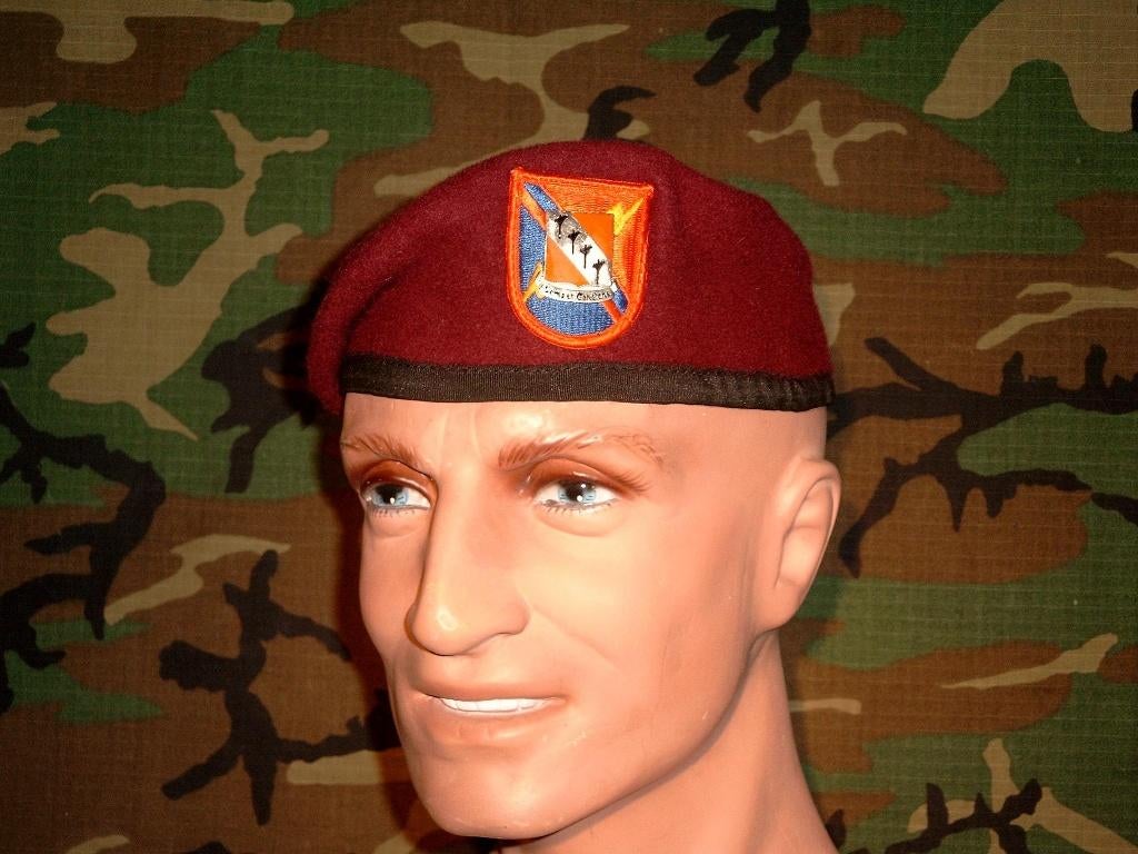 US 35TH SIGNAL BDE AIRBORNE BARET 51ST SIGNAL US ARMY, Verzamelen, Verzenden, Landmacht, Helm of Baret