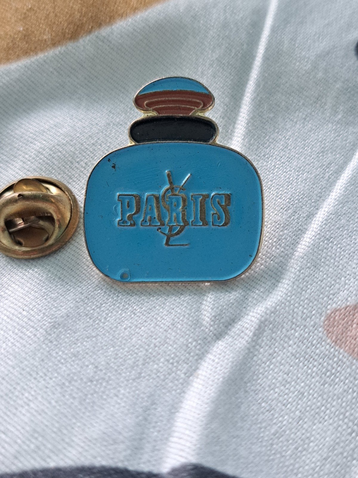 pin's pins parfum Yves Saint Laurent Paris, Enlèvement