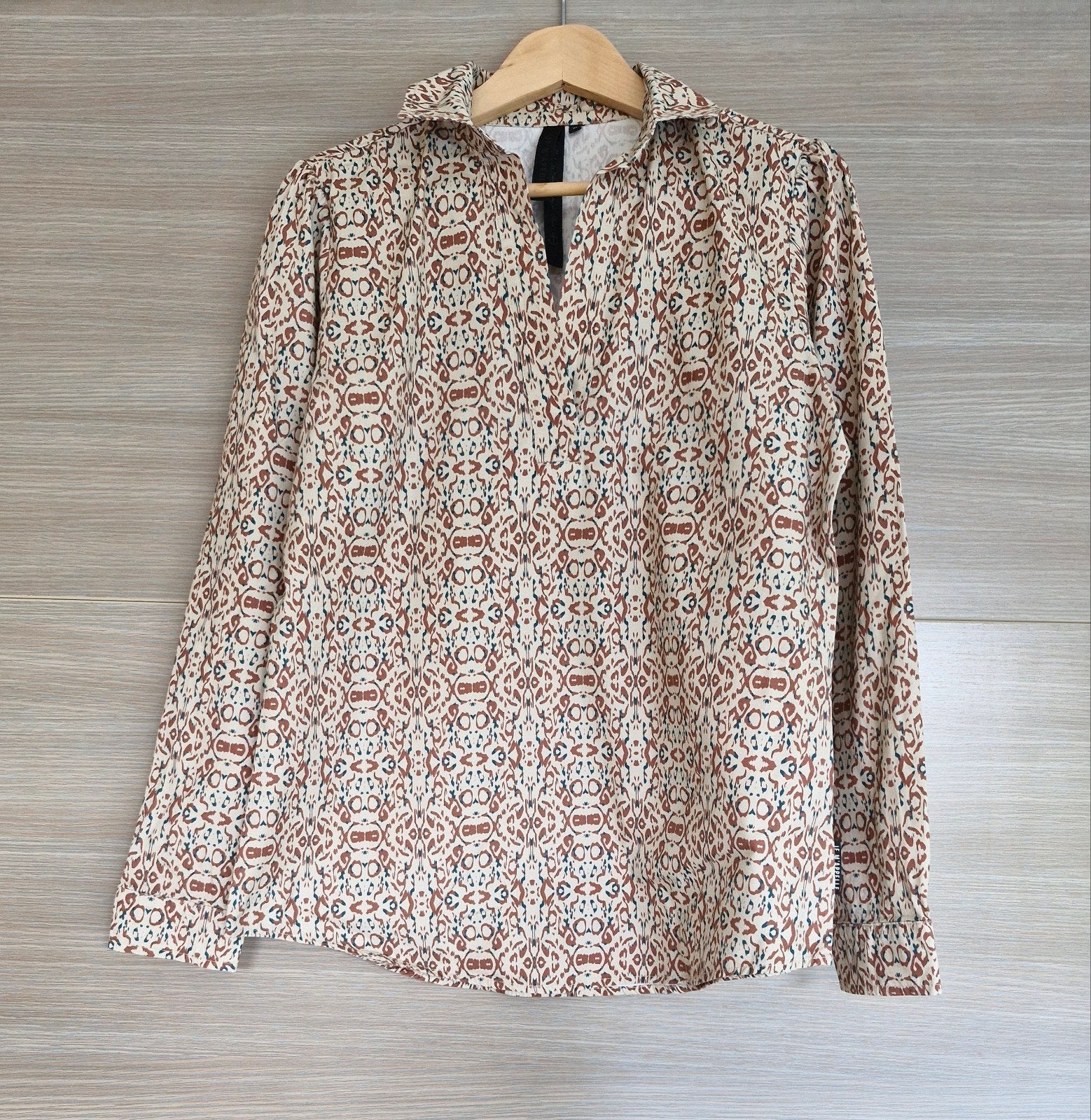 Mooie blouse met lichtbruine en groene tinten, maat M, Maat 38/40 (M), Beige, Ophalen of Verzenden, Zo goed als nieuw