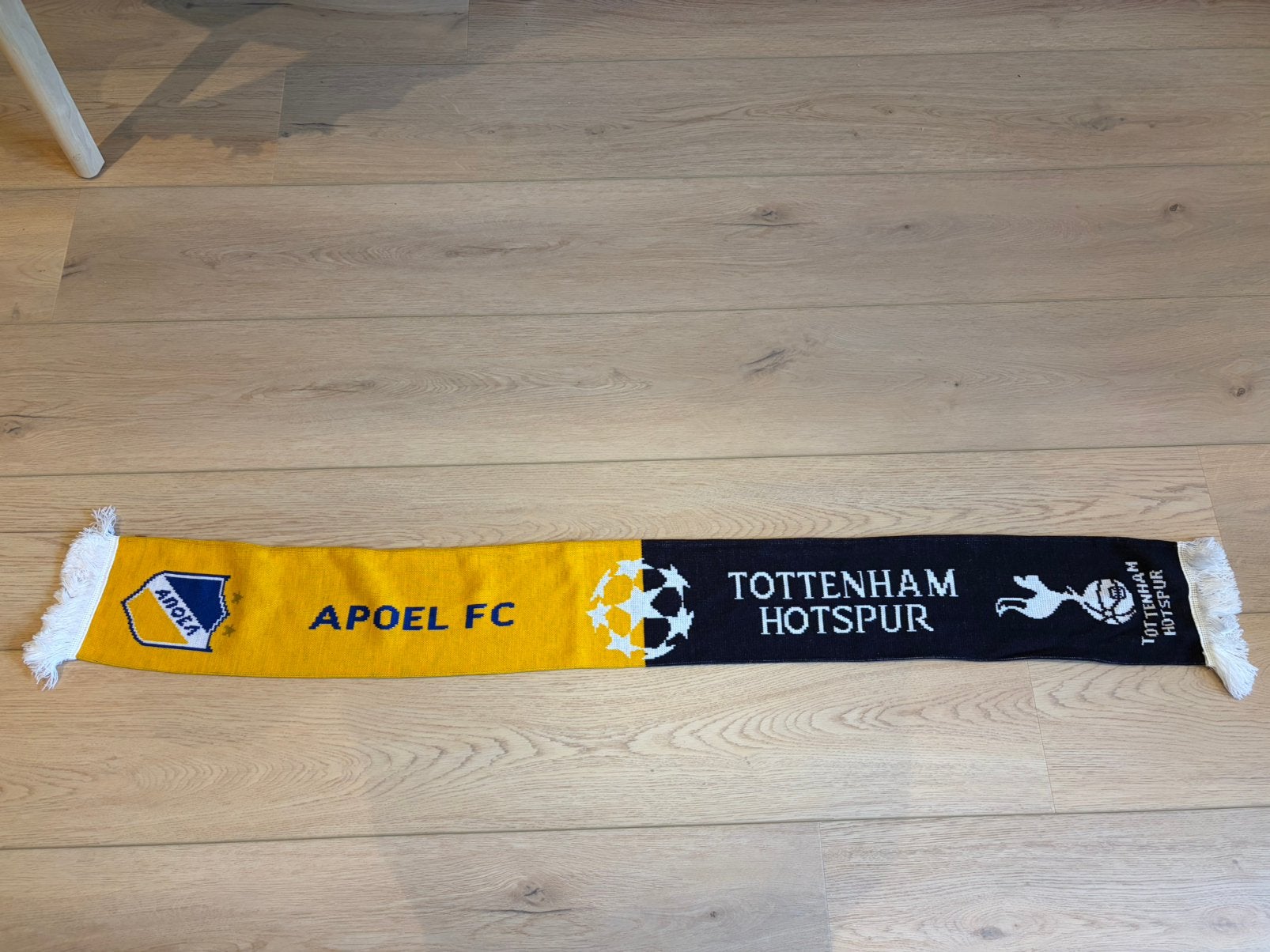 Sjaal Tottenham Hotspur - Apoel Nicosia 2017, Verzamelen, Ophalen of Verzenden, Zo goed als nieuw