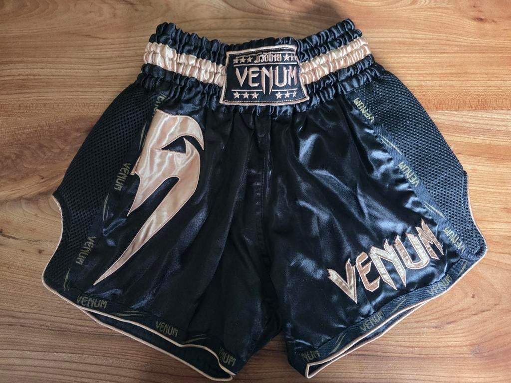 Feuille géante Venum
Short de Muay Thai - Noir/Doré Taille S, Sports & Fitness, Sports de combat & Self-défense, Taille S, Enlèvement ou Envoi
