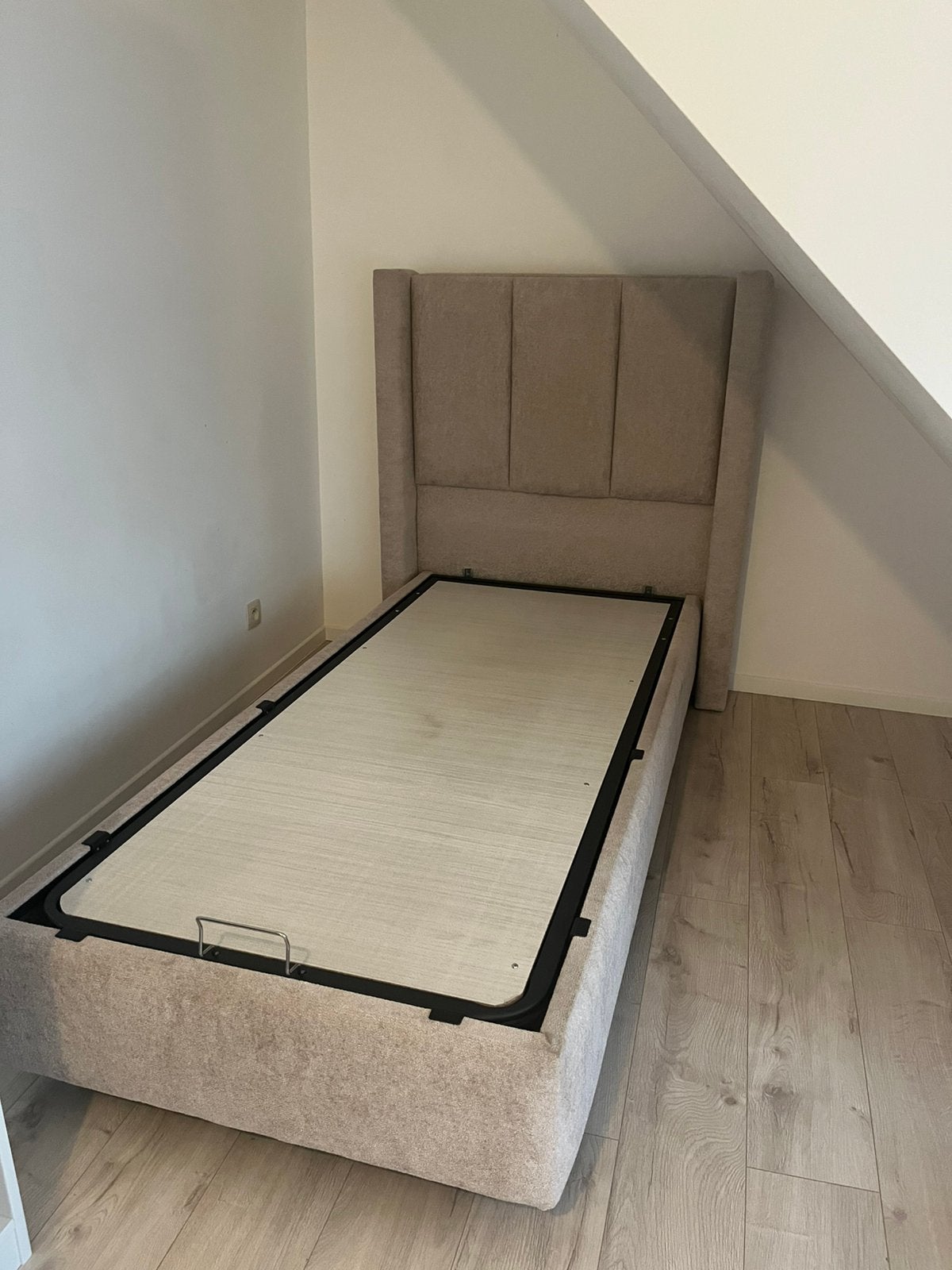 Lit 1 place, Huis en Inrichting, Slaapkamer | Bedden, Ophalen, Zo goed als nieuw, Beige