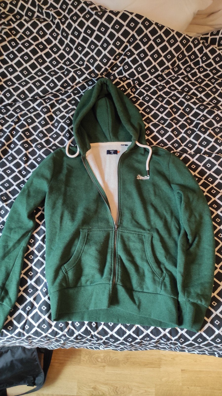 Pull Superdry vert, Enlèvement
