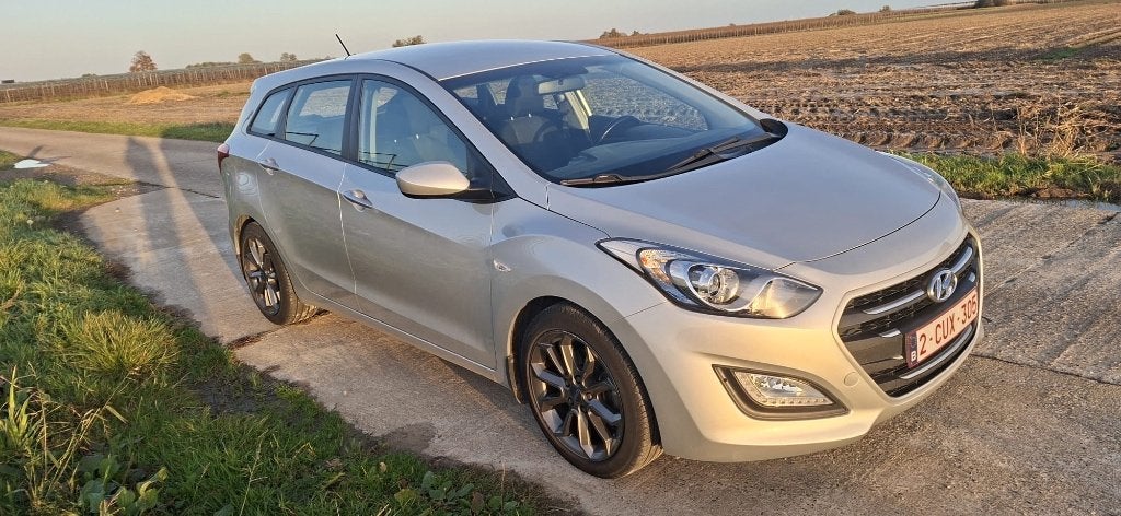 Hyundai i30 wagon 2015 1.4 benzine, Auto's, Voorwielaandrijving, 4 cilinders, Zilver of Grijs, Verwarmde buitenspiegels