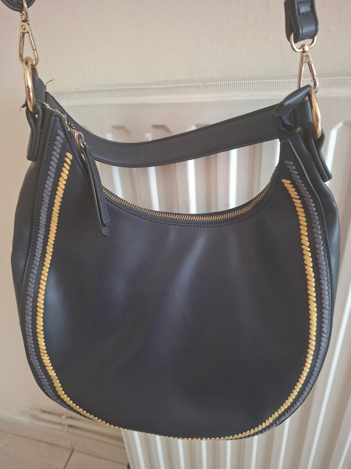 Donkerblauwe handtas met schouderriem, Handtassen en Accessoires, Tassen | Damestassen, Ophalen, Handtas