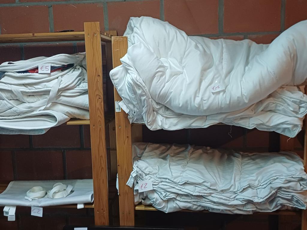Donsdekens, topper en matrasbinder, 2 à 15 euro, Dieren en Toebehoren, Hondenmanden, Ophalen
