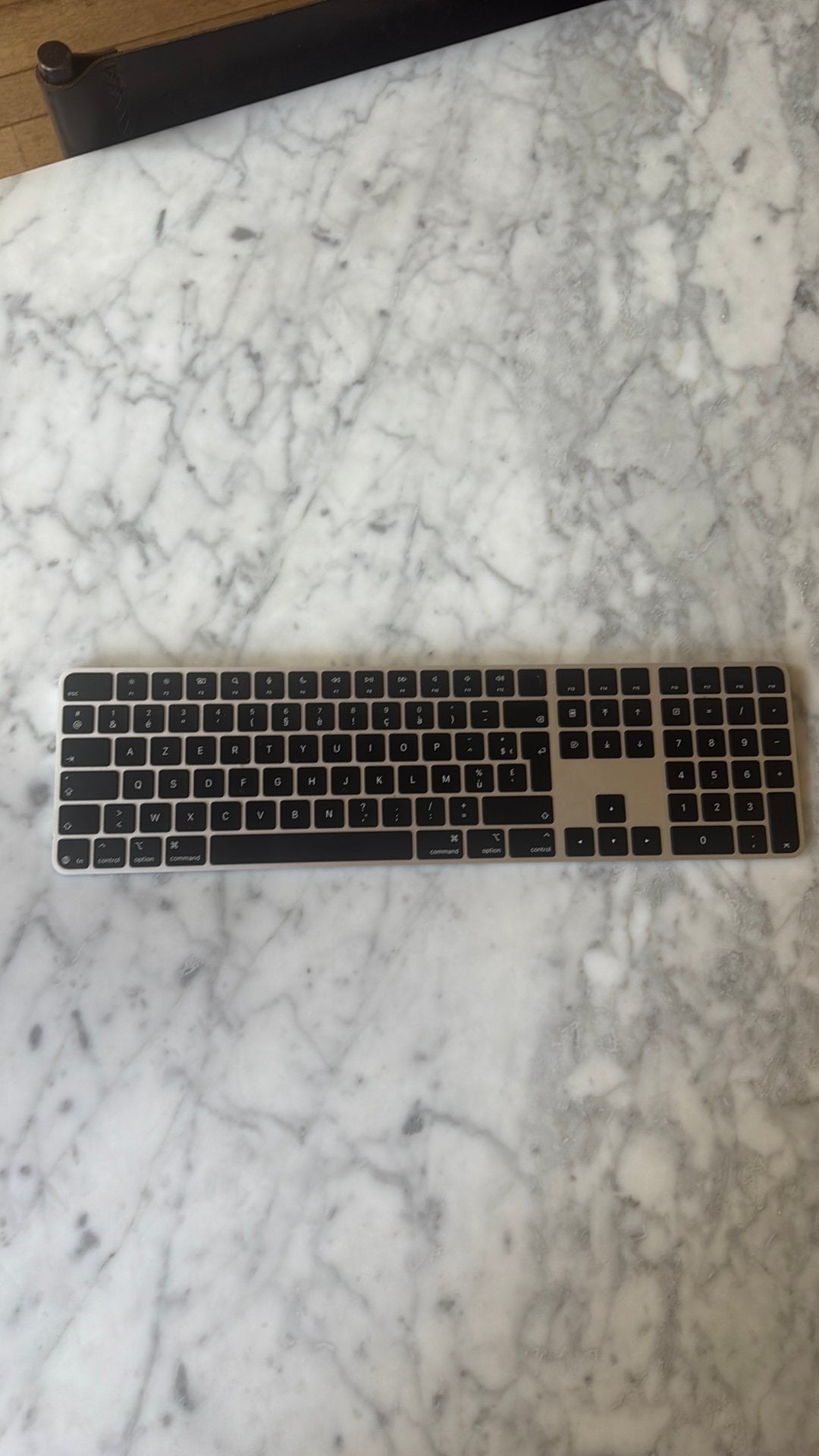 Apple Magic Keyboard met numeriek en Touch ID (2024) AZERTY, Computers en Software, Ophalen of Verzenden, Azerty, Zo goed als nieuw