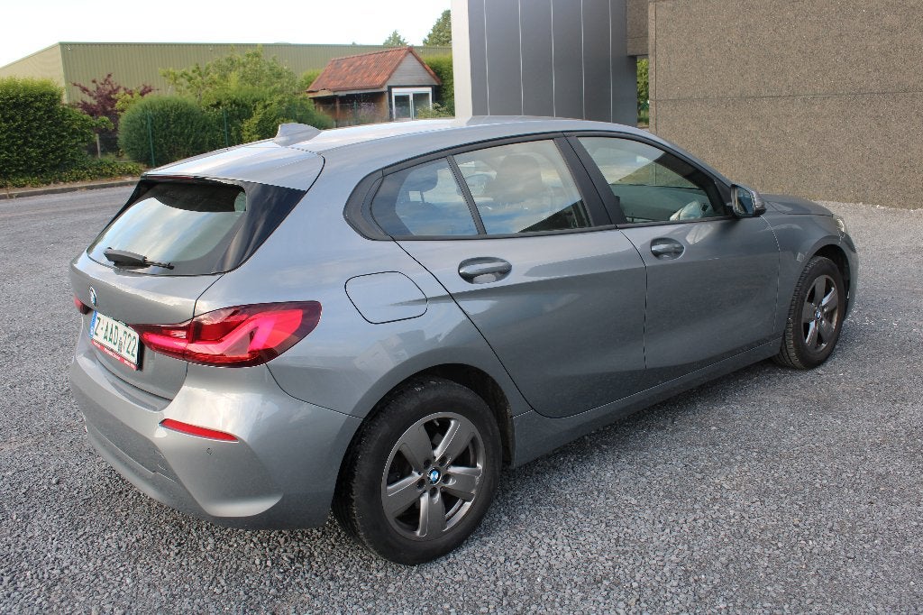 BMW 118iA *136PK* FULL LED GPS CRUISE APPLE CARPLAY PDC, Auto's, Bedrijf, Berline, Zilver of Grijs, BTW verrekenbaar