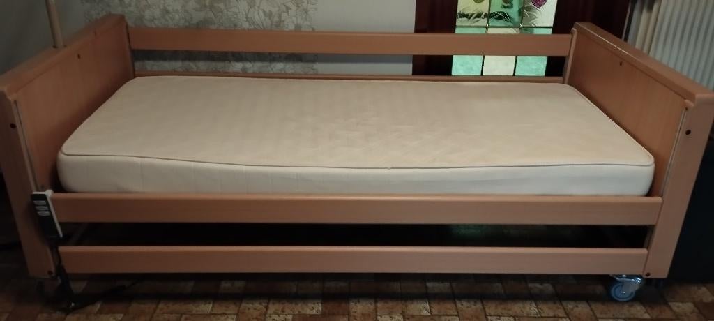 ziekenbed te koop, Ophalen, Zo goed als nieuw