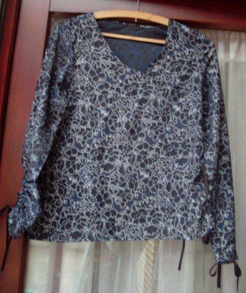 Blauwe blouse met speciaal motief maat 36, Kleding | Dames, Blouses en Tunieken, Ophalen of Verzenden, Gedragen, Maat 36 (S), Blauw