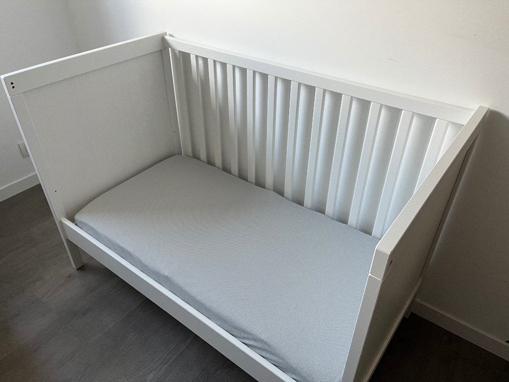 Ledikant + matras en accessoires, Kinderen en Baby's, Ophalen, Zo goed als nieuw, Ledikant