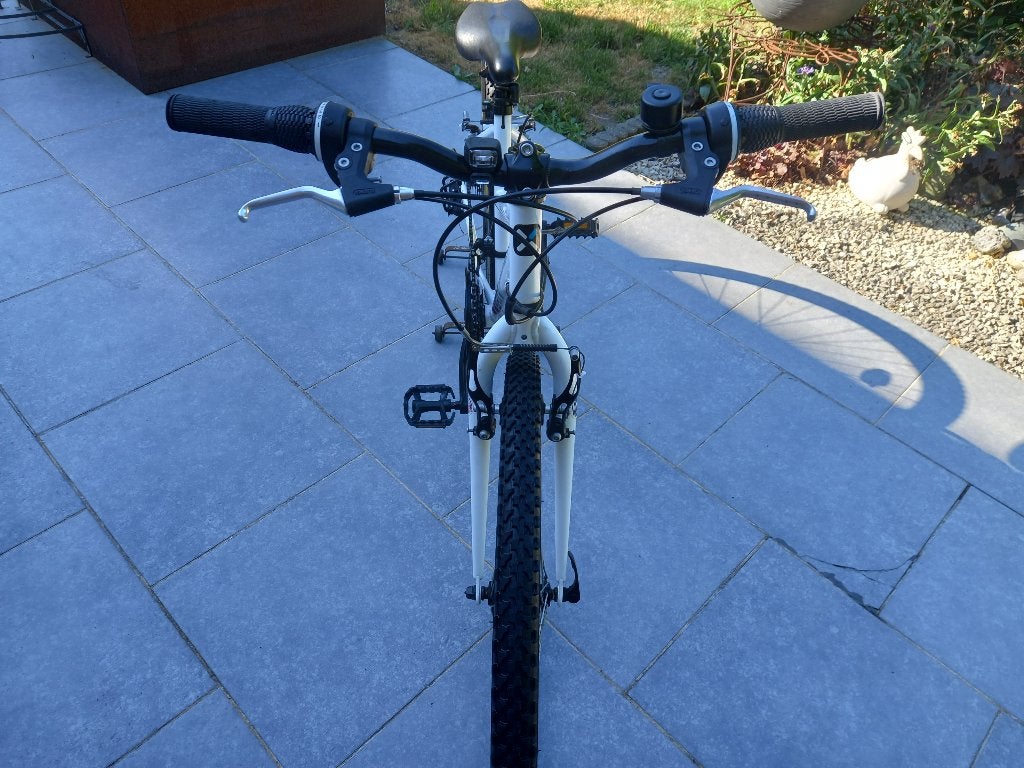 Très beau vélo genre VTT 26 pouces pour femme ou jeune fille, Vélos & Vélomoteurs, Vélos | Femmes | Vélos de sport & de randonnée