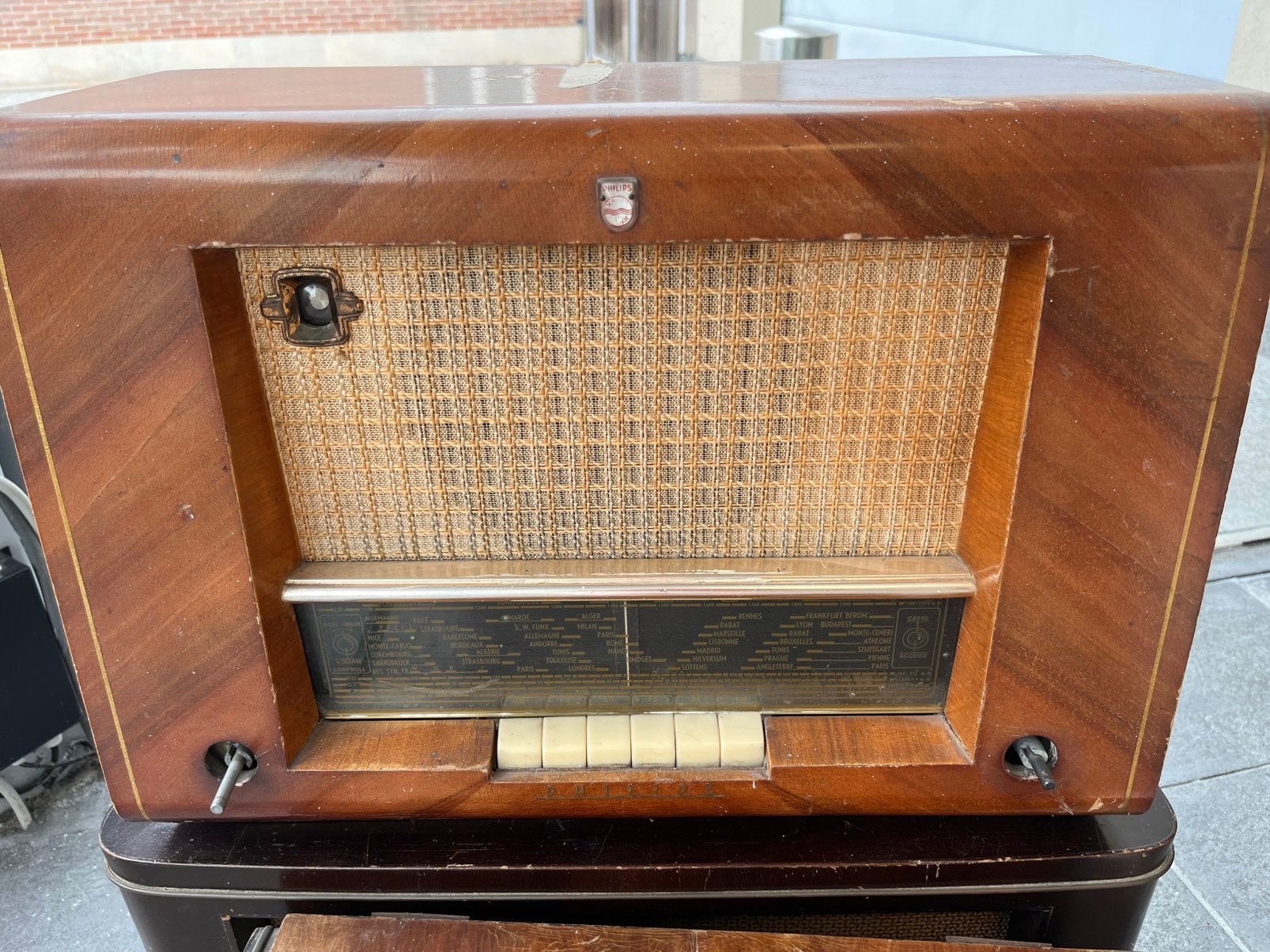 Radio de décoration ancienne, Enlèvement