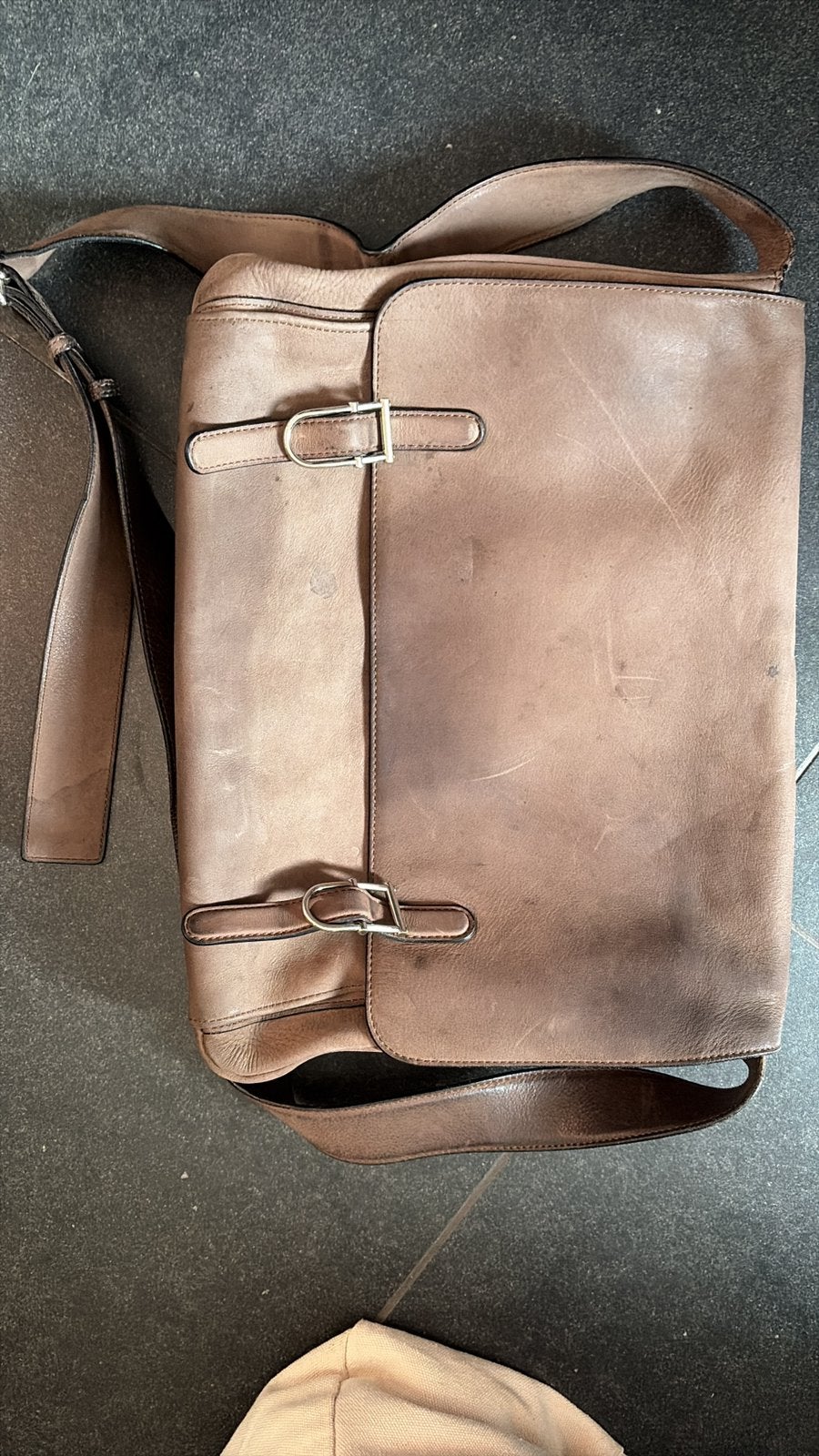 Delvaux schoudertas in gebruikte staat, Computers en Software, Laptoptassen, Ophalen, Gebruikt, Bruin, 15 inch