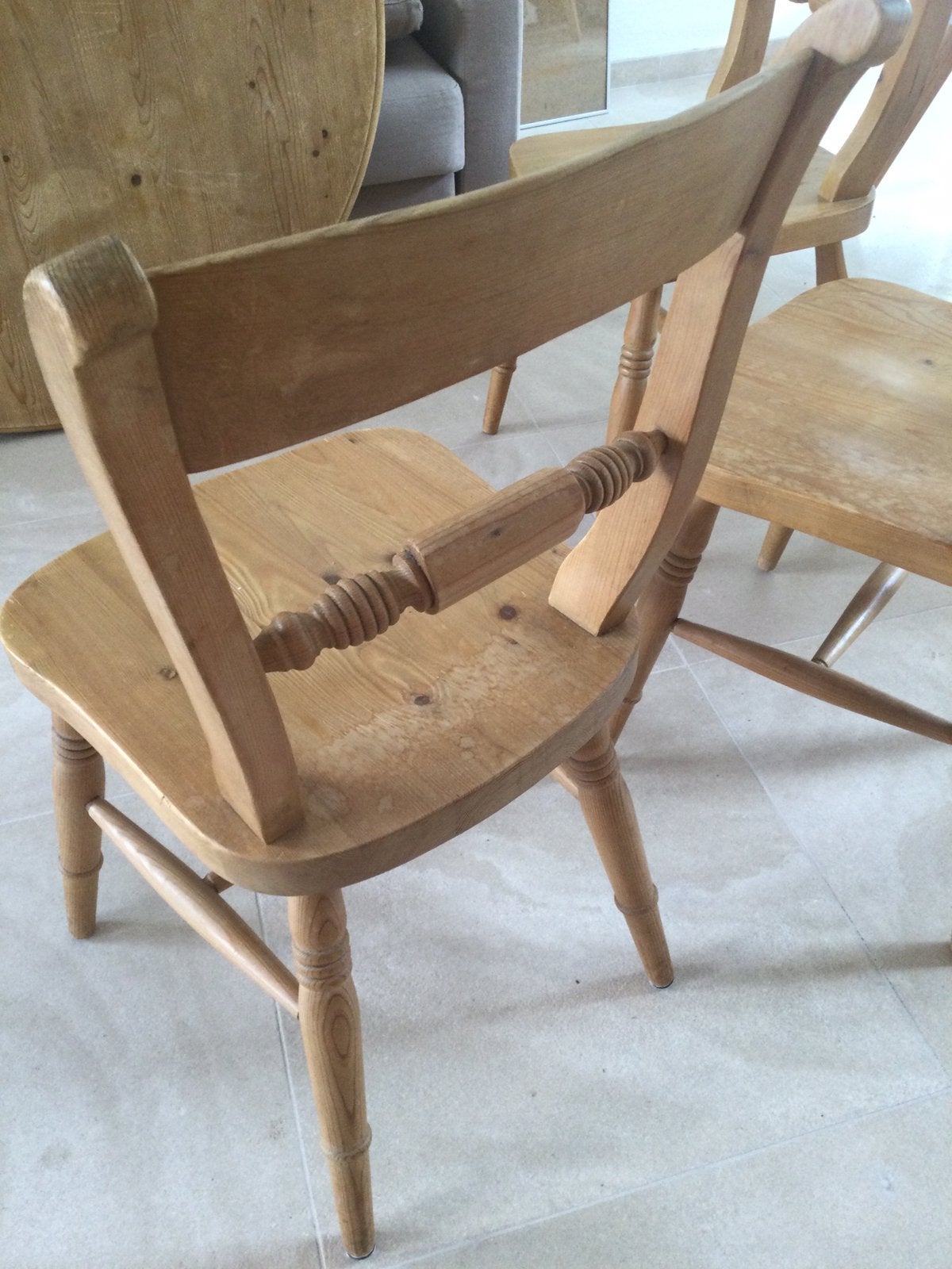 Mooie ronde tafel en 4 stoelenbelle table ronde et 4 chaises