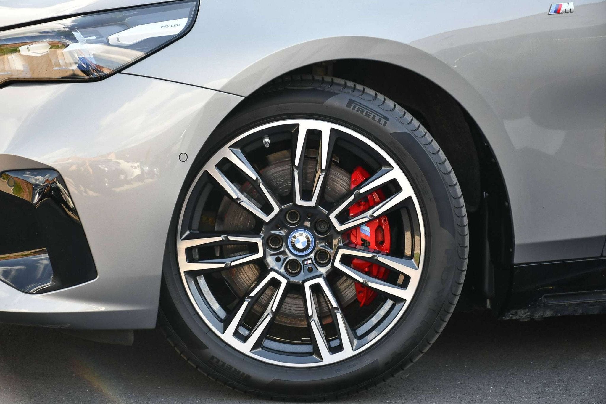 BMW i5 i5 *M-PACK*HEAD-UP*BRUIN LEDER*CARPLAY*PANO*TREKHAAK*, Automaat, 4 deurs, Gebruikt, Euro 6