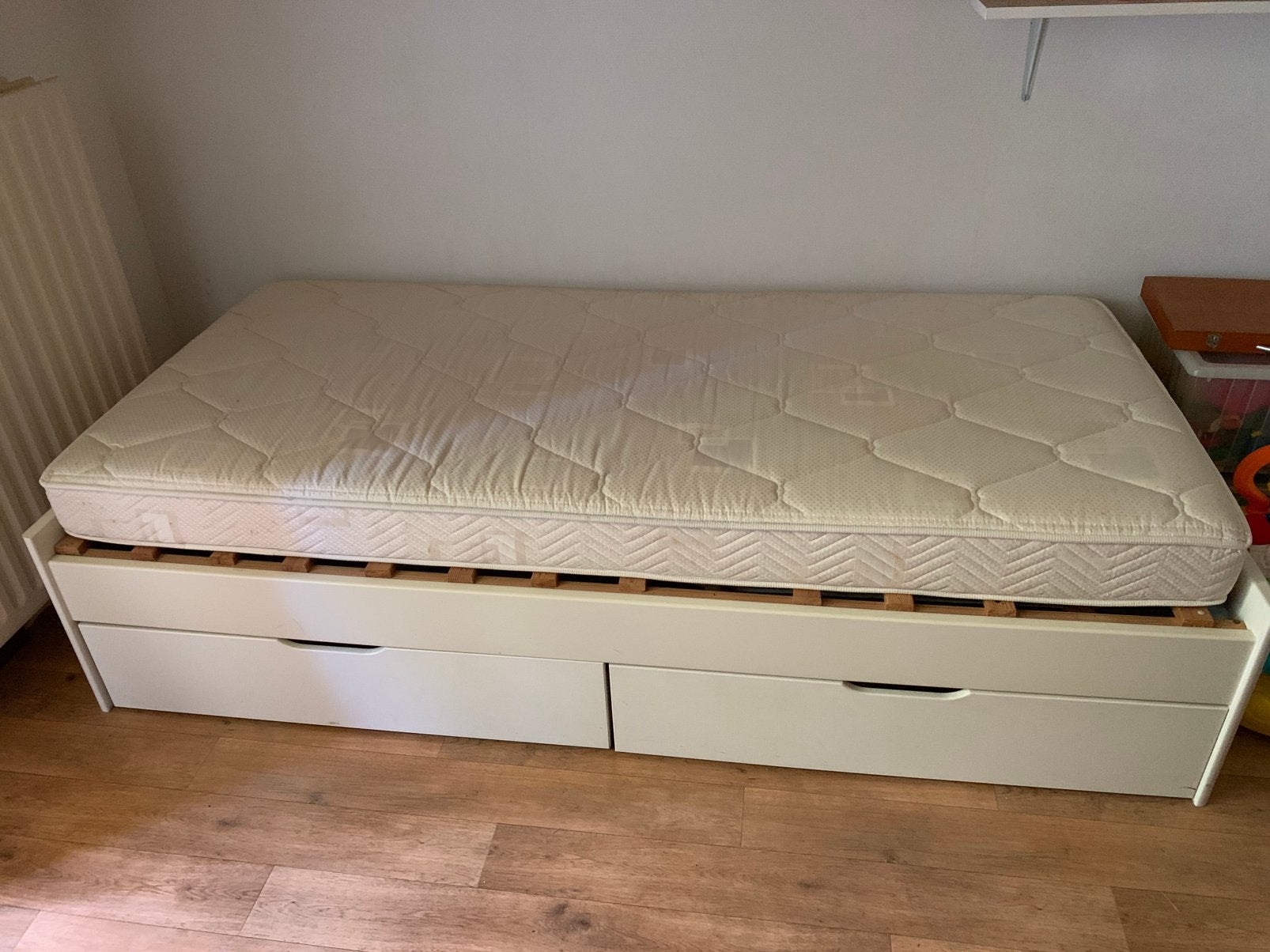 Gratis éénpersoonsbed met 2 lades en matras, Huis en Inrichting, Ophalen, Gebruikt, 90 cm, Eenpersoons