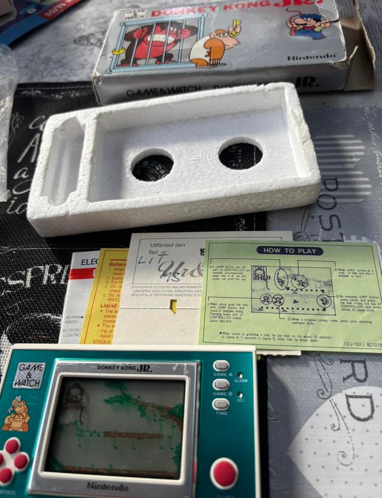 Jeu et montre Nintendo Donkey Kong JR-101 CIB 1982, Enlèvement ou Envoi, Comme neuf