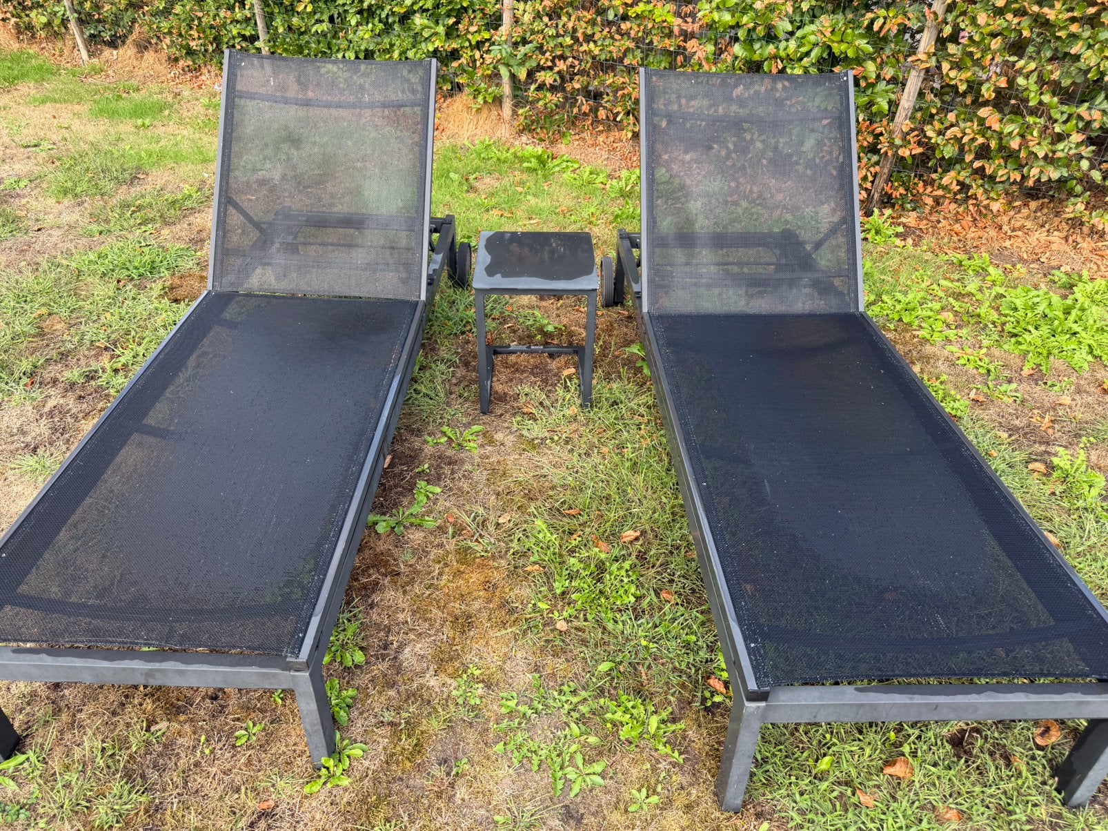 2 chaises longues noires avec table assortie, Jardin & Terrasse, Chaises longues, Enlèvement, Utilisé, Aluminium