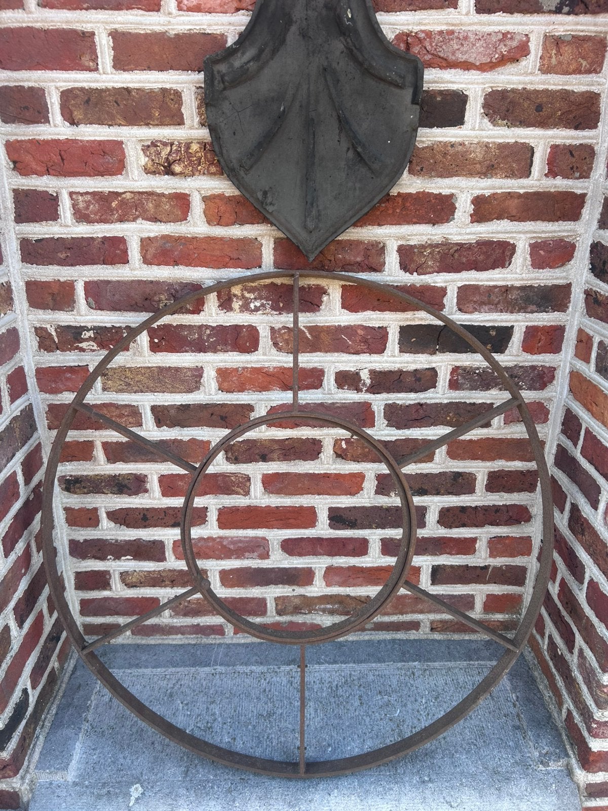 Fenêtre mansardée à pignon en fer forgé. Antiquités, Comme neuf, Fenêtre de façade ou Vitre, Enlèvement, Moins de 80 cm