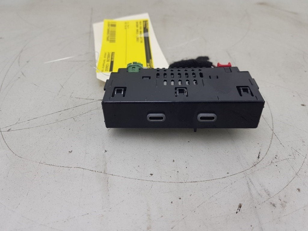 AUX/USB POORT Octavia Combi (1U5) (|657035736|657035736A|), Auto-onderdelen, Gebruikt, Info@skoda-auto.de, Skoda, Max-Planck-Straße  3-5
64331  Weiterstadt, DE