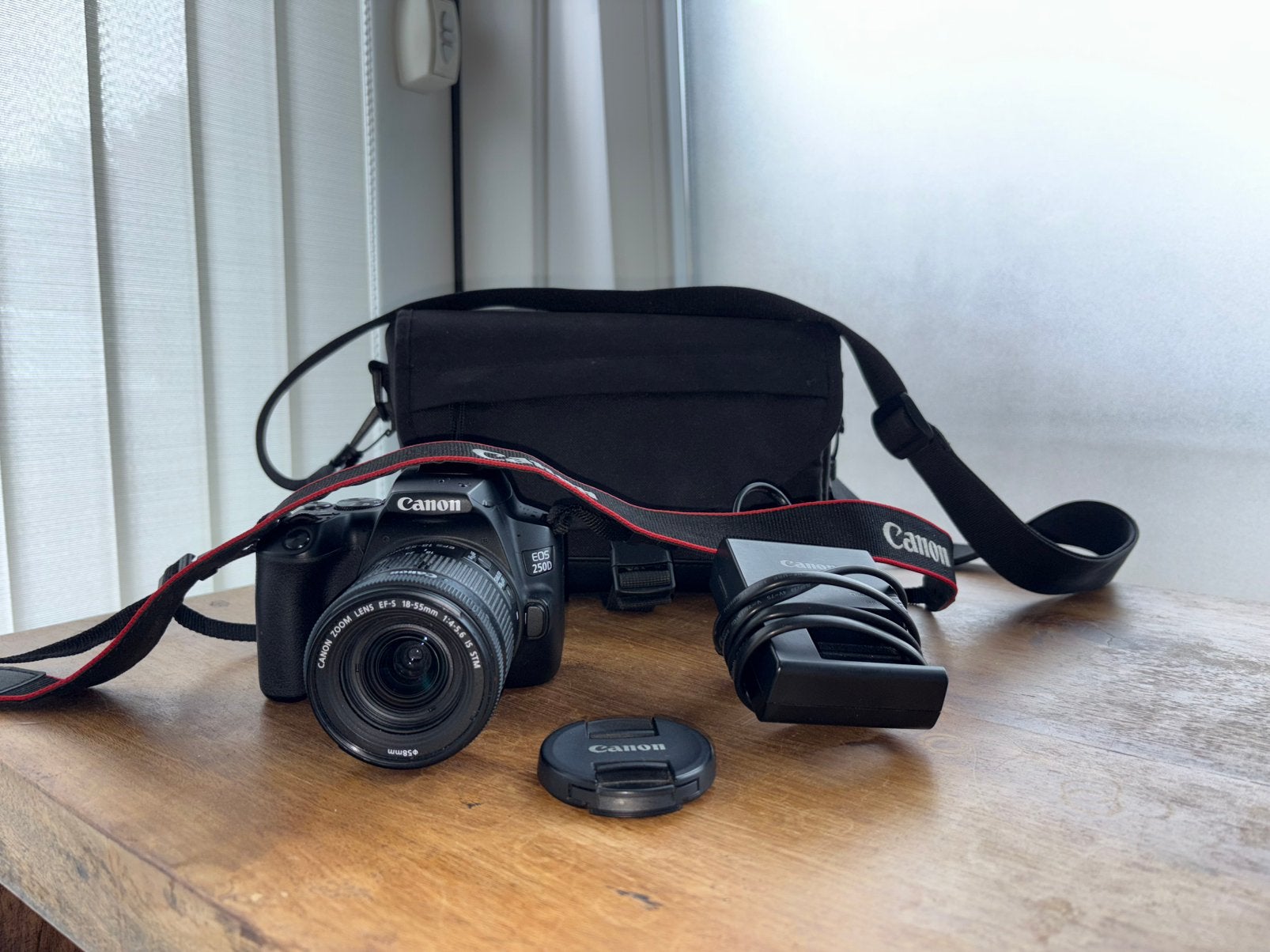 CANON EOS 250D avec écran tactile pliable, Enlèvement ou Envoi, Canon, Chargeur, Comme neuf