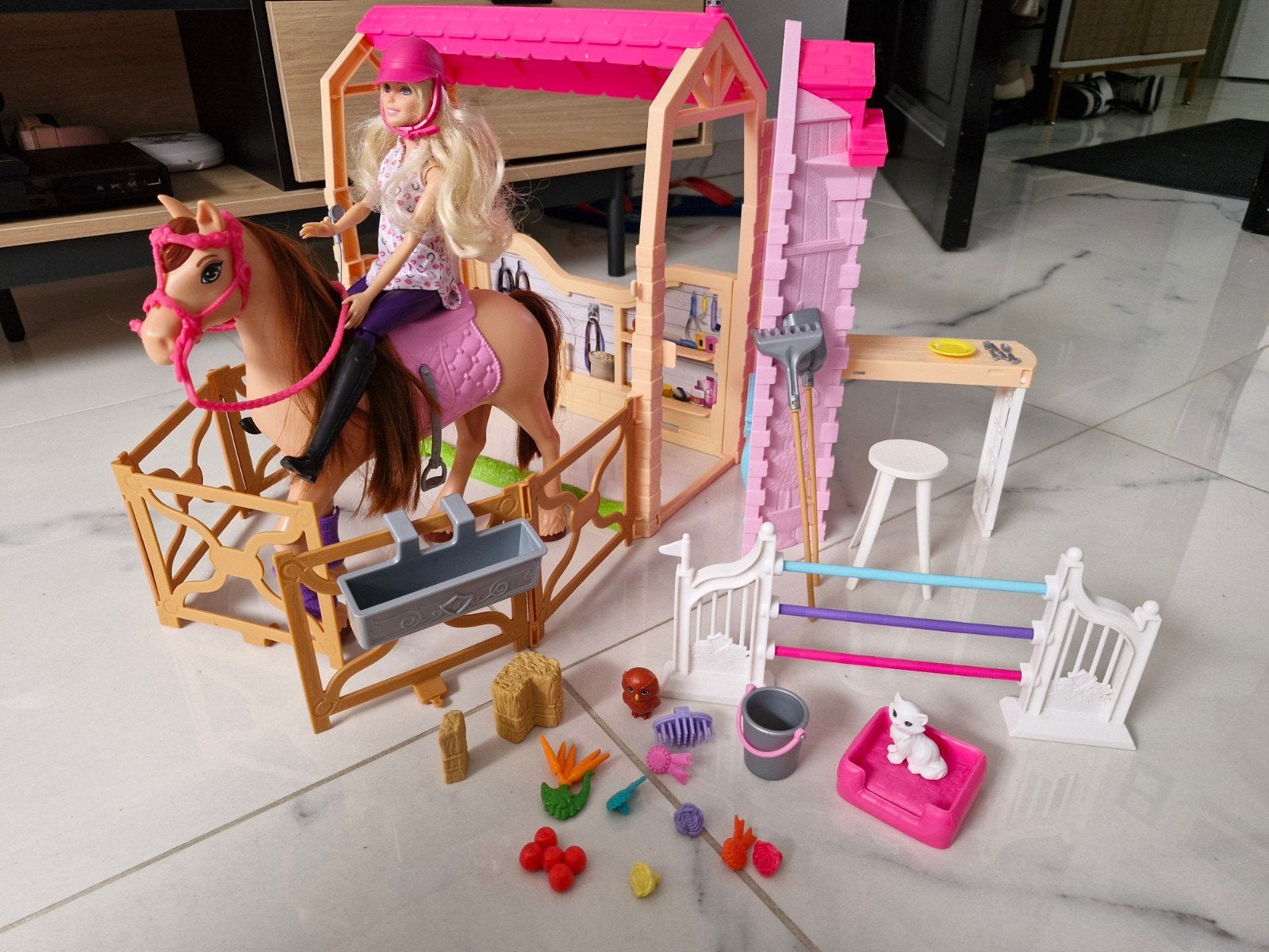 Barbie paarden manege, Ophalen