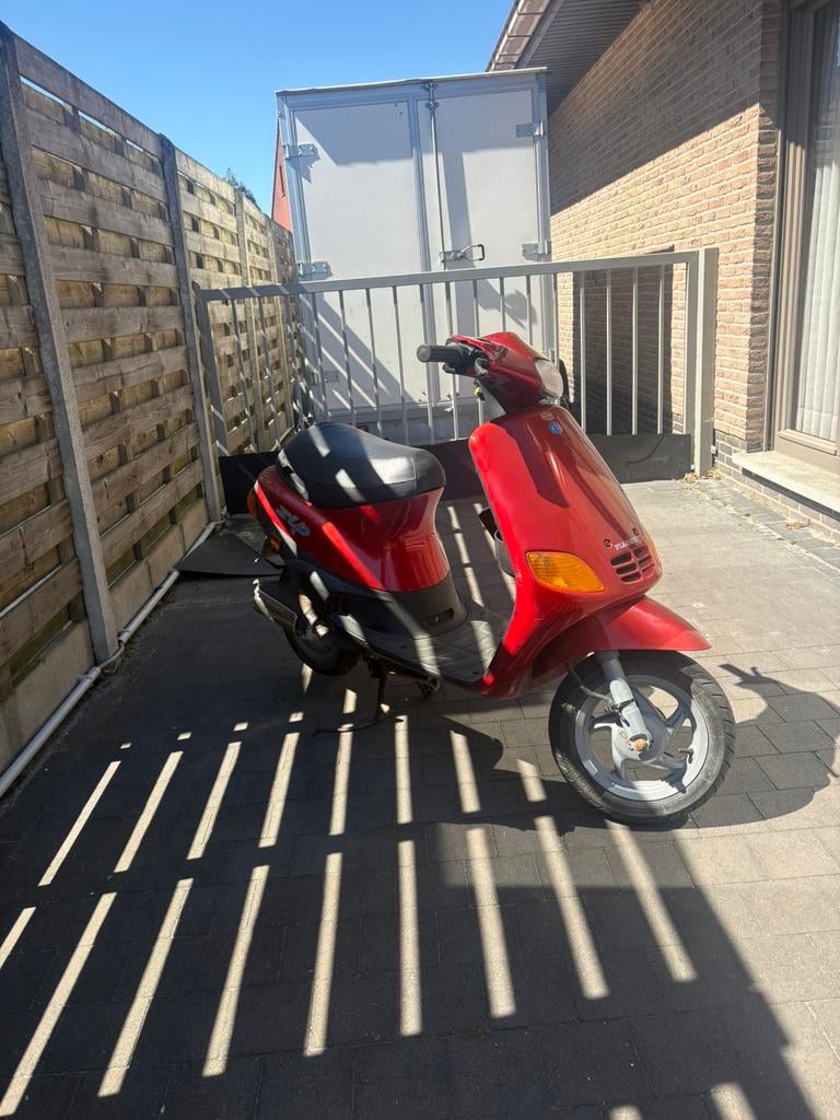 Rode piaggio zip  type 2, Fietsen en Brommers, Ophalen, Zo goed als nieuw, Overige typen, Piaggio