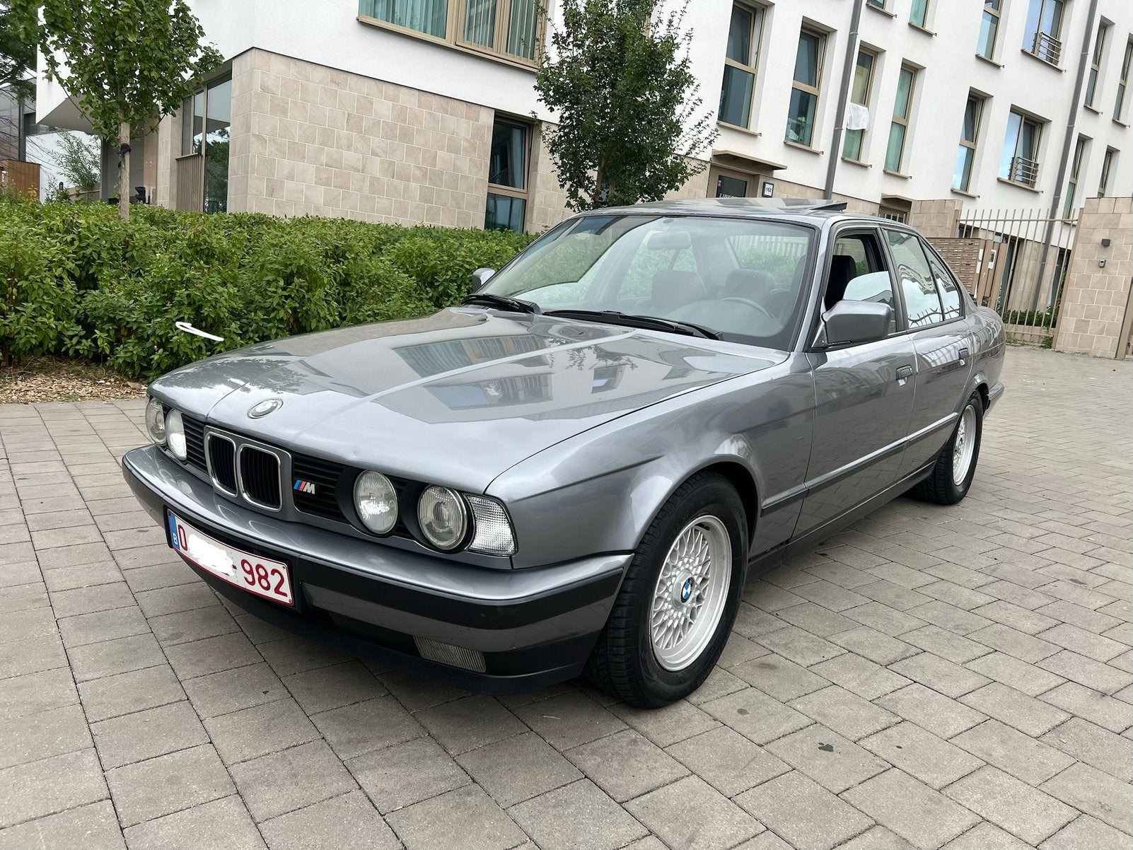 BMW E34 535i old timer *manuelle*, Autos, BMW, Argent ou Gris, Boîte manuelle, Entretenue par le concessionnaire, Noir