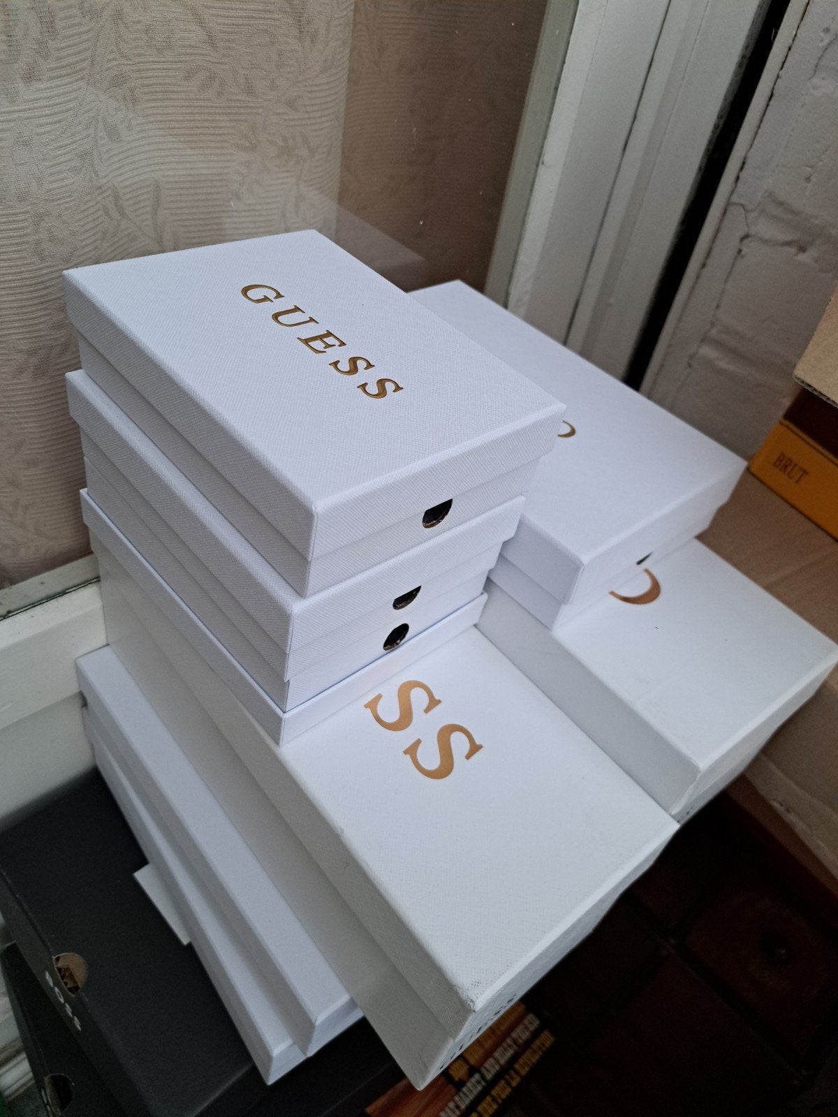 11 boîtes-cadeaux blanches  de la marque GUESS, Enlèvement ou Envoi