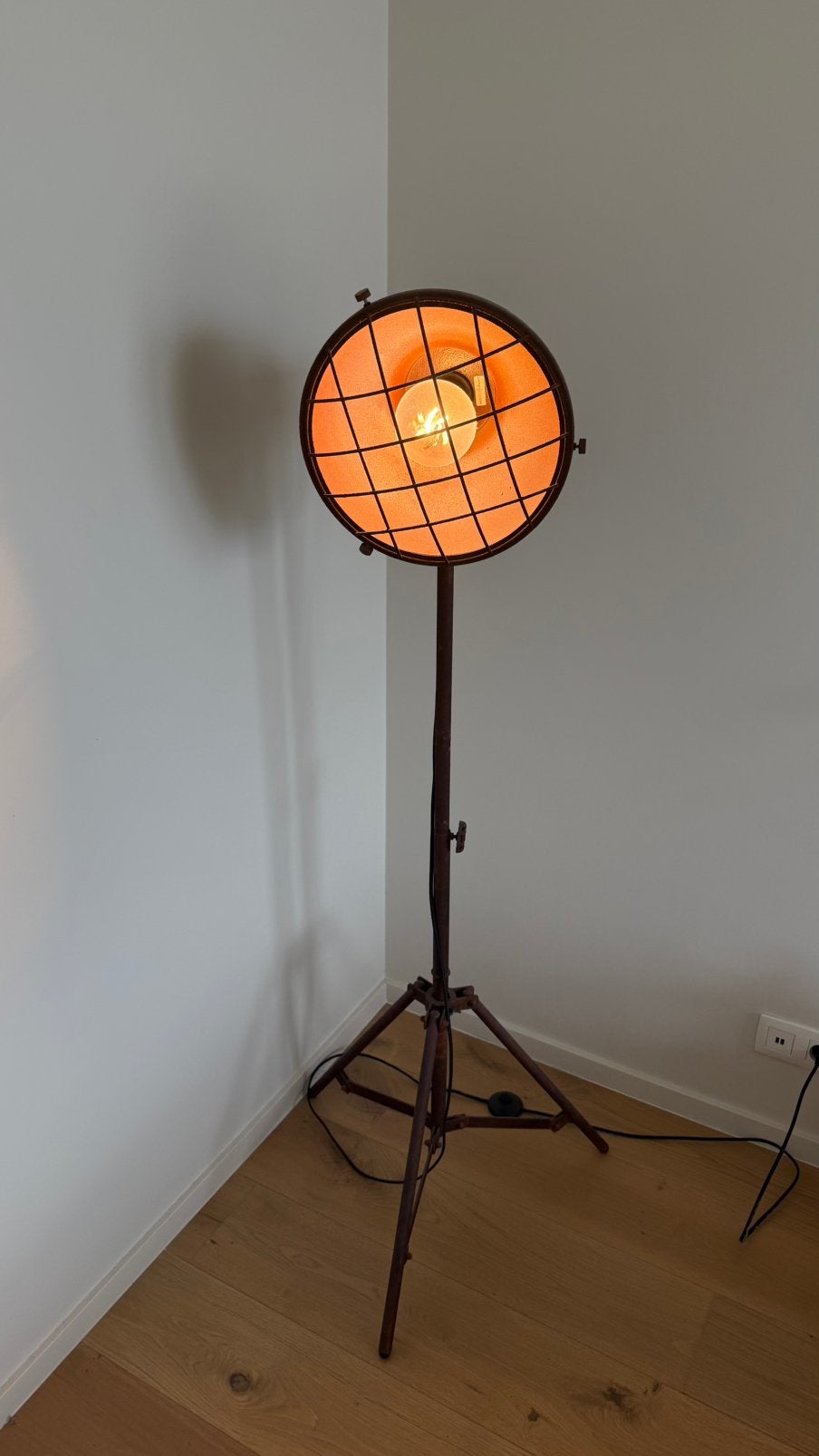 Industriële staanlamp op statief, Huis en Inrichting, Lampen | Vloerlampen, Ophalen, Industriële vintage lamp, Zo goed als nieuw